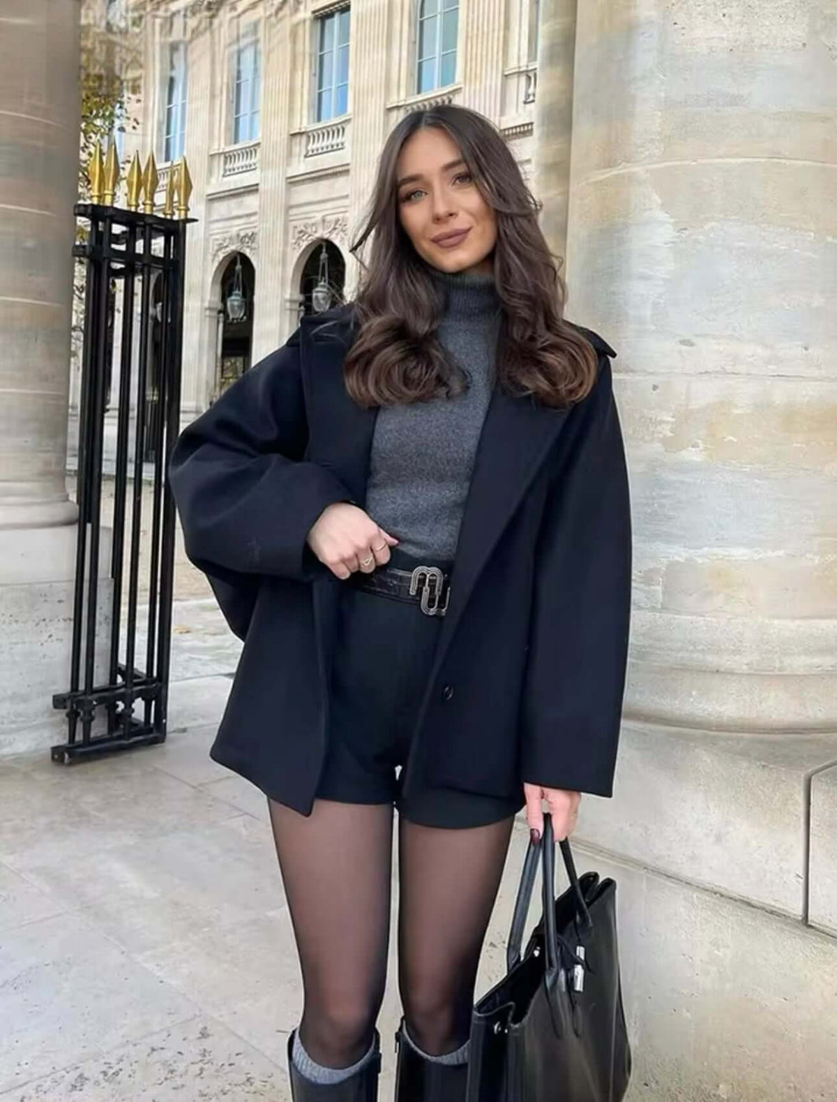 "Manteau en laine oversize brun, coupe ample, détails boutons, chic pour automne hiver, style et confort assuré."