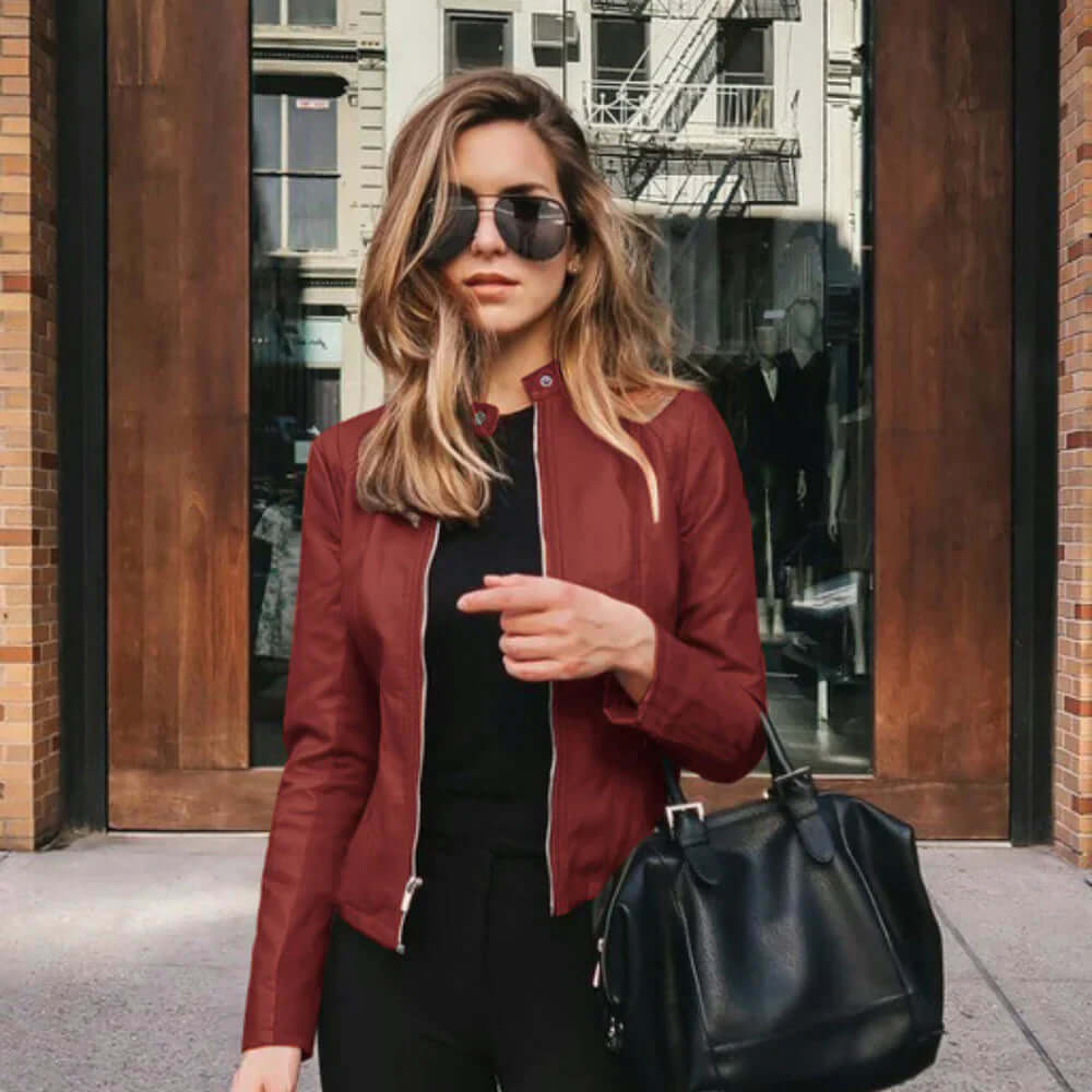 "Veste en cuir élégante pour femme, noire, moderne et polyvalente, avec finitions écologiques, parfaite pour toute occasion."