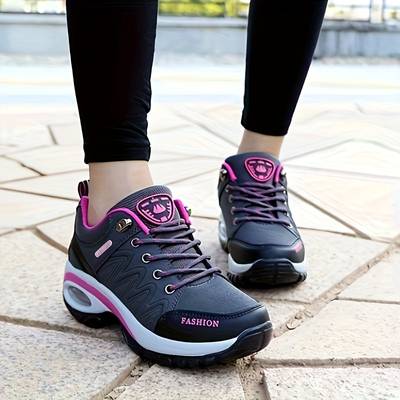 "Chaussures orthopédiques grises pour femmes, design moderne, confort optimal, soutien plantaire, matériaux respirants."