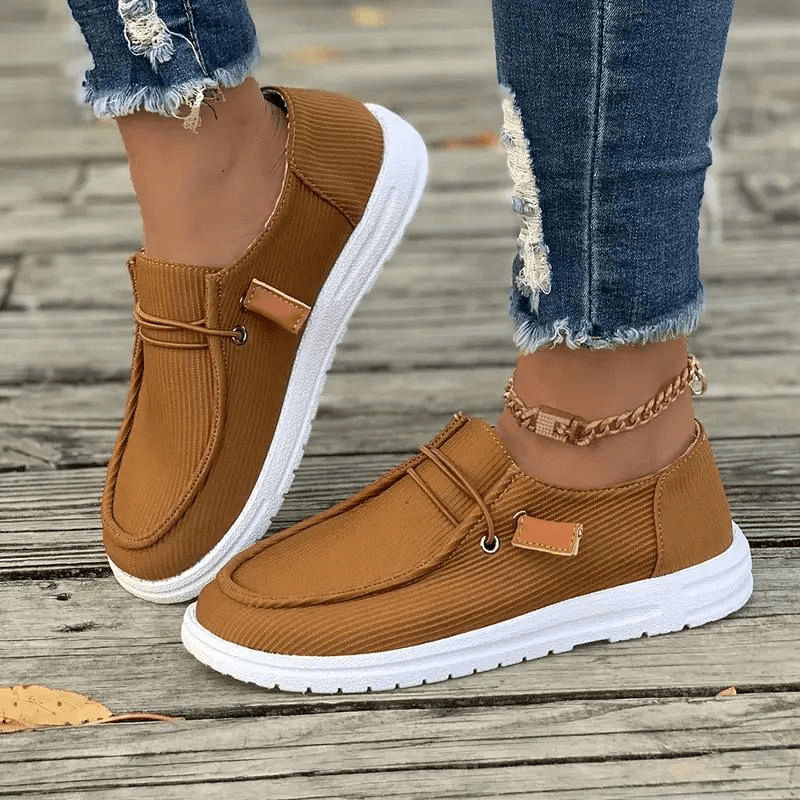 "Chaussures femme décontractées slip-on modernes avec texture côtelée, élégance et confort pour usage quotidien."