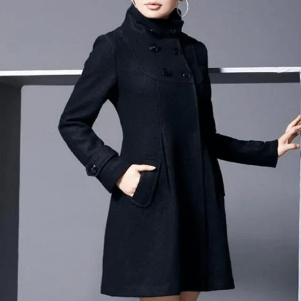 "Veste d'hiver femme élégante vert foncé avec poches latérales, coupe moderne, style sophistiqué pour occasions variées."