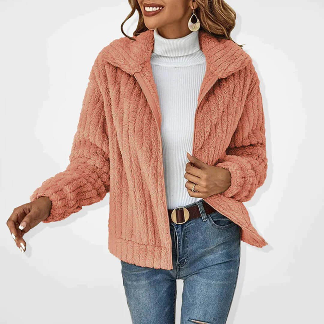 "Veste polaire longue femme, douce et élégante, idéale pour un hiver confortable et tendance, en polaire de qualité."