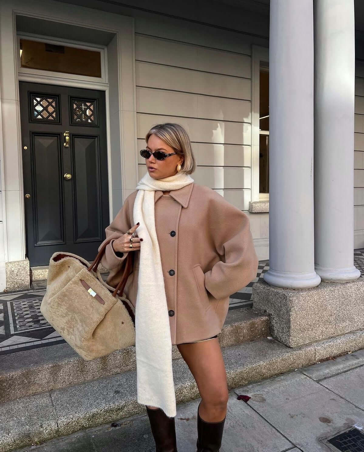 "Manteau en laine oversize brun, coupe ample, détails boutons, chic pour automne hiver, style et confort assuré."