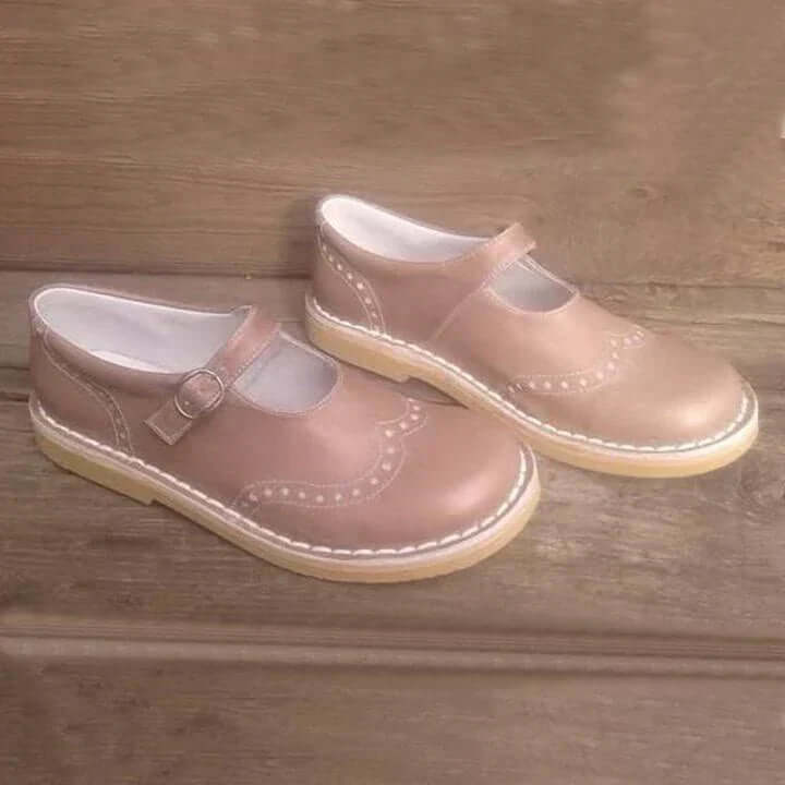"Chaussures Mary Jane pour femmes en cuir vintage, bride à boucle, détails brogue, style élégant et confortable."
