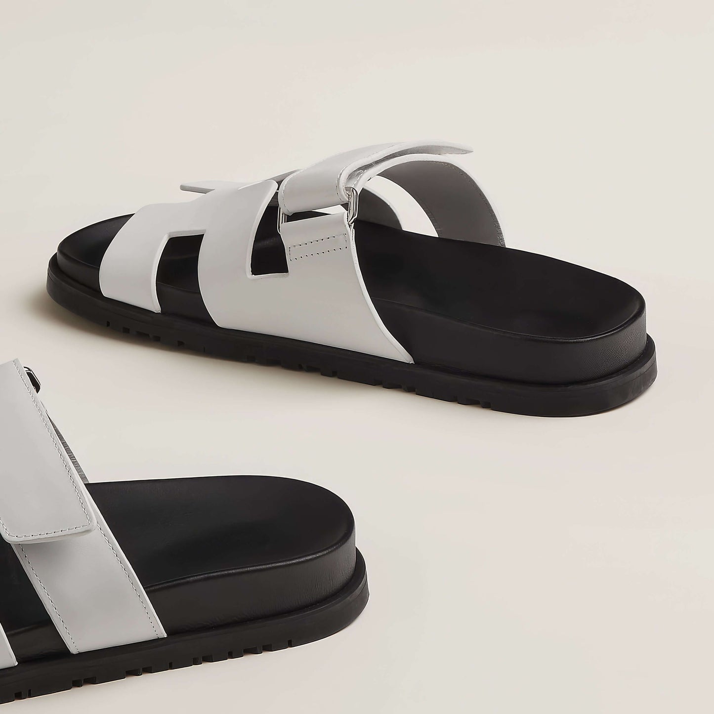 "Sandales en cuir pour femme, élégantes et confortables, parfaites pour l'été, design chic et semelle ergonomique."