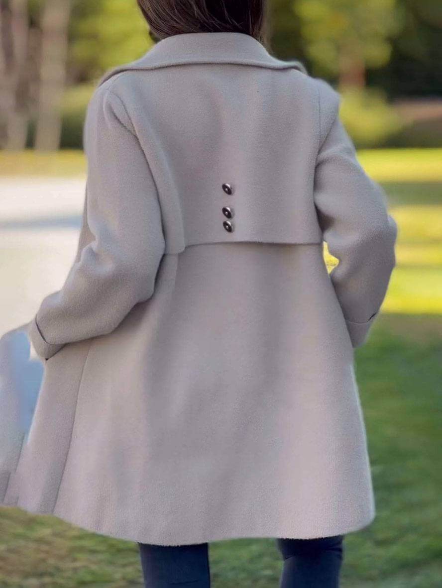 "Manteau d'hiver femme élégant Louise, col classique, boutons raffinés, chaud, idéal pour l'hiver, style intemporel"