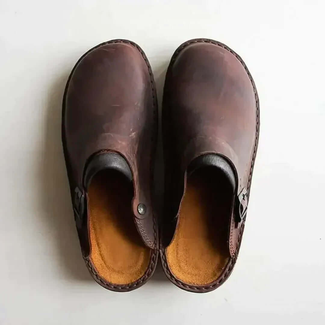 "Chaussons en cuir brun ergonomiques, confortables avec semelle gel pour un style élégant et un bien-être optimal."