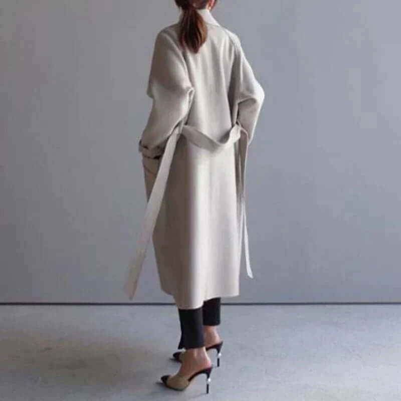 "Manteau long en laine beige pour femme, élégance hivernale chic avec détails modernes, silhouette élancée"