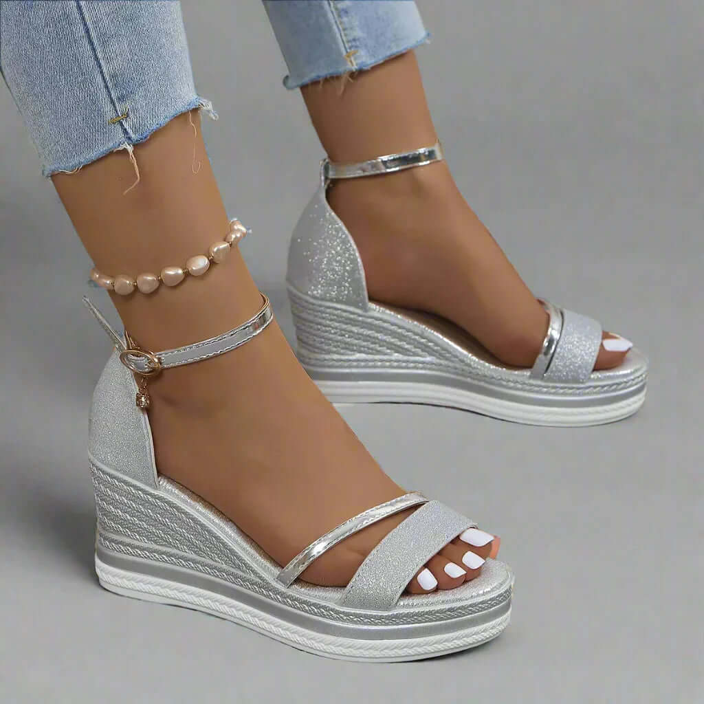 "Sandales élégantes pour femme, confort et polyvalence avec design intemporel, couleur neutre, semelle plate, lanières fines"