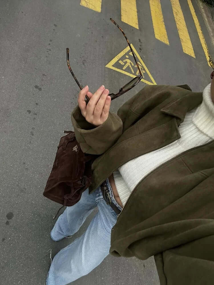 "Blouson aviateur en daim pour femme, style bomber chic, coupe intemporelle, parfait pour printemps-été."