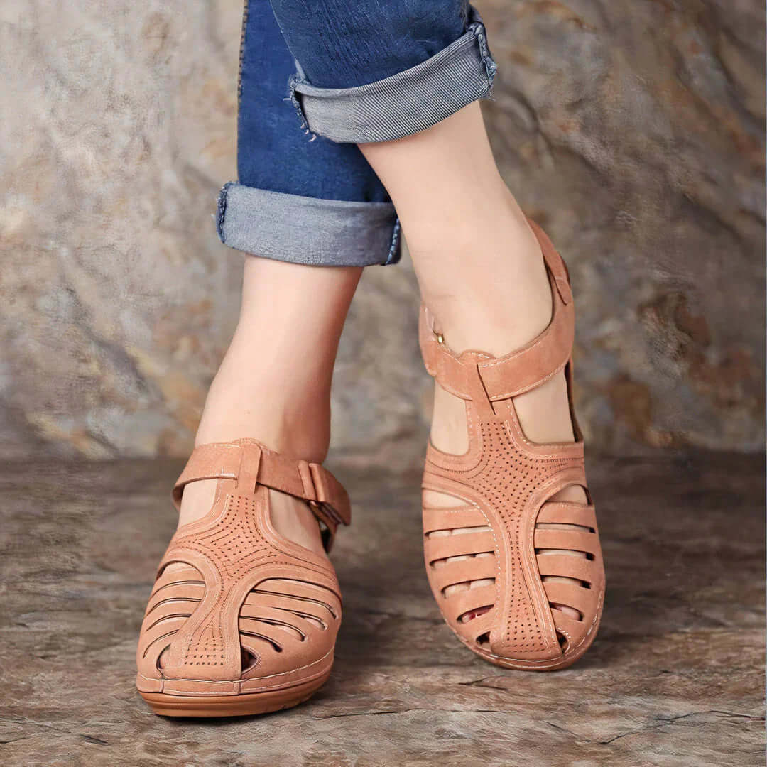 "Sandales en cuir vintage pour femmes, style rétro avec sangles réglables et semelle antidérapante, confort et élégance."