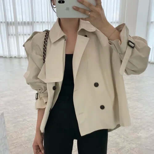 Trench-coat ample femme en dentelle, coupe élégante, couleur neutre, zip asymétrique, idéal mi-saison, style moderne.