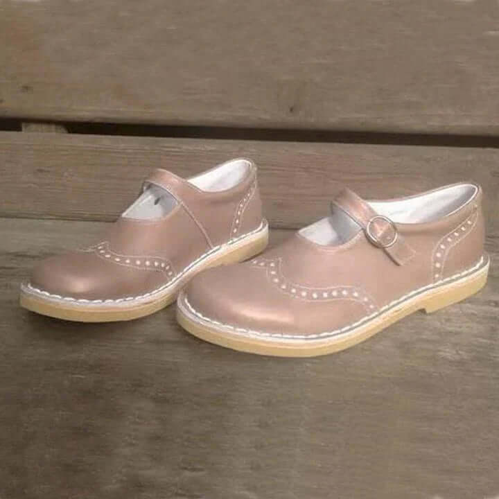 "Chaussures Mary Jane pour femmes en cuir vintage, bride à boucle, détails brogue, style élégant et confortable."