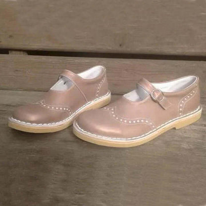 "Chaussures Mary Jane pour femmes en cuir vintage, bride à boucle, détails brogue, style élégant et confortable."