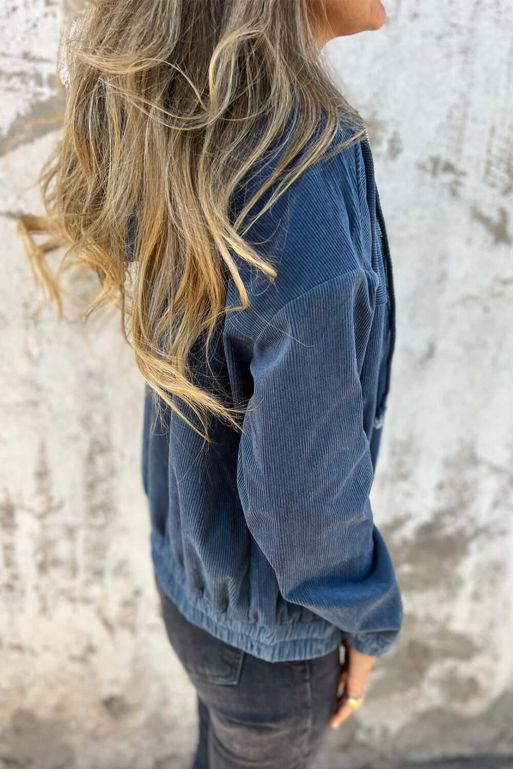 "Veste en velours côtelé beige avec capuche, style décontracté et élégant pour femmes, doux et parfait pour l'automne."