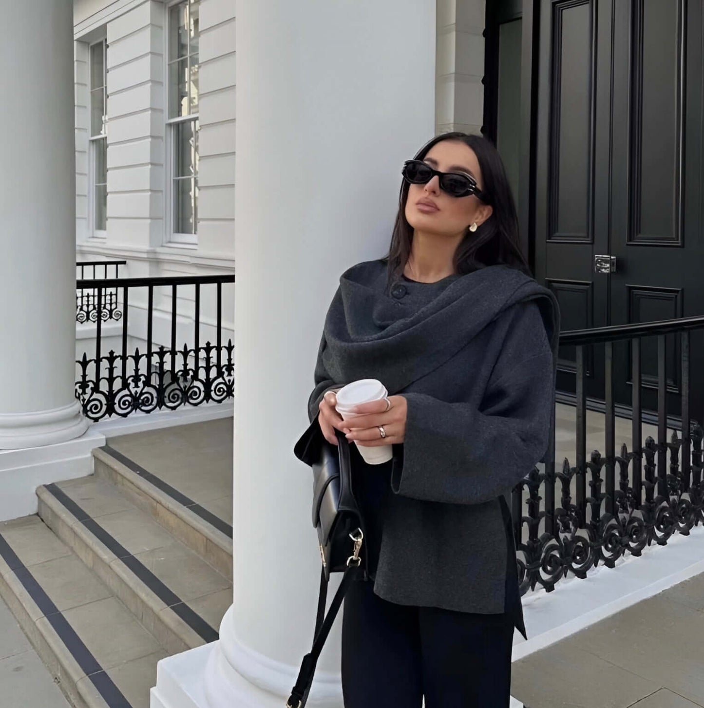 "Manteau cape femme chic automne, design asymétrique gris, tissu doux, style moderne et confortable pour temps frais."