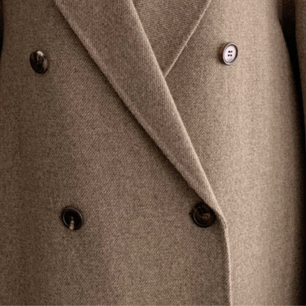 "Manteau longue femme élégant marron, coupe ajustée, pour l'hiver, associant charme et chaleur avec style polyvalent."