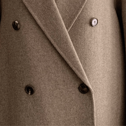 "Manteau longue femme élégant marron, coupe ajustée, pour l'hiver, associant charme et chaleur avec style polyvalent."