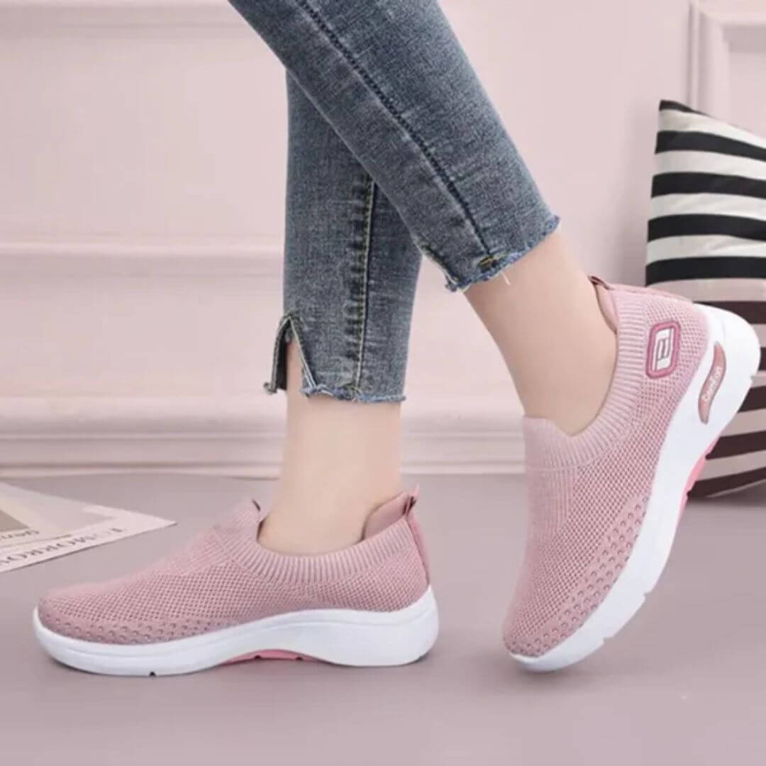 "Baskets orthopédiques pour femme en gris foncé, style moderne et semelles confortables, vue latérale élégante."
