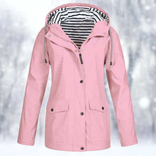 Veste imperméable femme élégante, coupe ajustée, capuche, poches latérales, couleur jaune, protection pluie et vent.