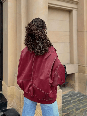 "Veste en cuir rouge pour femmes, chic vintage, col à revers, fermetures éclair, style audacieux et luxe moderne."