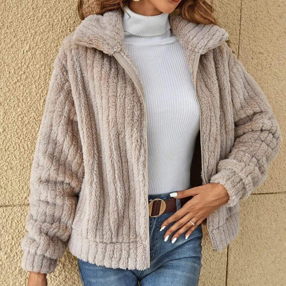 "Veste polaire confortable beige pour homme, douce et élégante, idéale pour toutes occasions et sortie en ville."