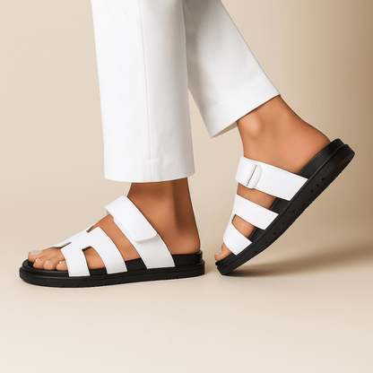 "Sandales décontractées en cuir véritable, silhouette épurée, brides ajustables, couleur marron foncé pour confort estival."