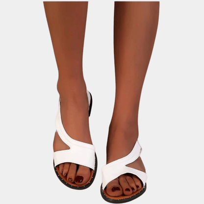 "Sandales Rochelle femme blanches et noires, design épuré et élégant, confort optimal pour un look moderne et sophistiqué."