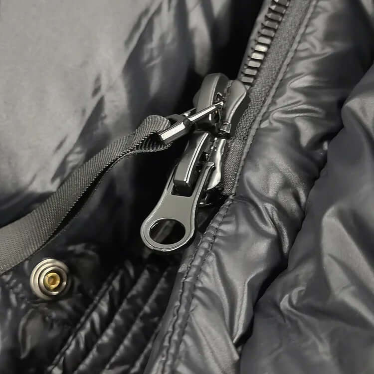 "Veste d'hiver femme en duvet, imperméable, coupe moderne, couleur neutre, idéale pour le froid avec capuche amovible."