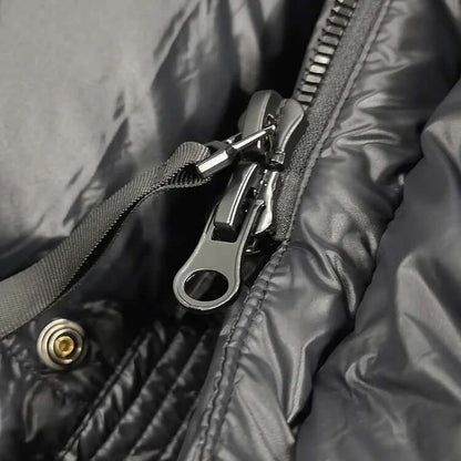 "Veste d'hiver femme en duvet, imperméable, coupe moderne, couleur neutre, idéale pour le froid avec capuche amovible."