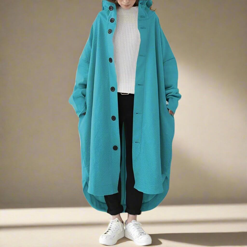 "Trench coat long femme Julina avec capuche, coupe ample et poches latérales, élégance chic pour un look décontracté."
