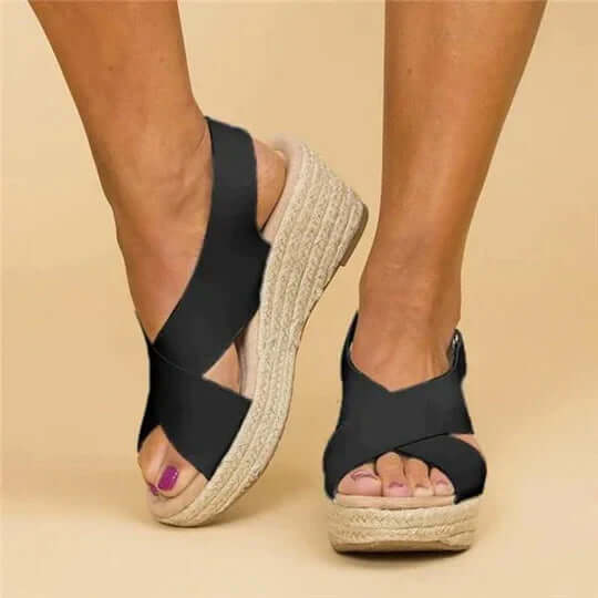 "Sandales d'été élégantes orthopédiques pour femmes, couleur beige, avec semelle large et design moderne, confort optimal."