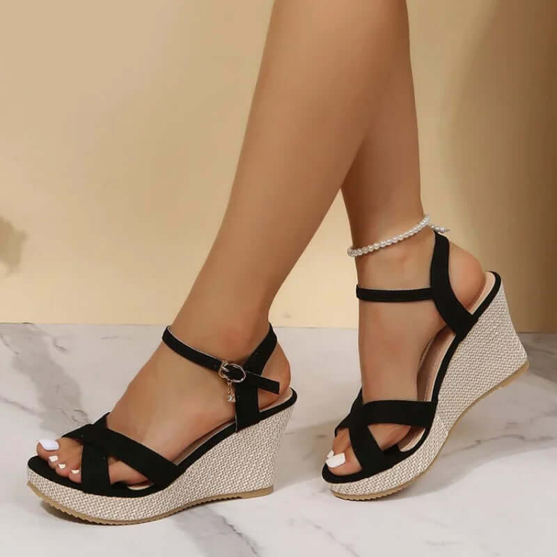 Sandales compensées beige, orthopédiques pour femmes, talon élégant, confort optimal, brides ajustables, style estival chic.