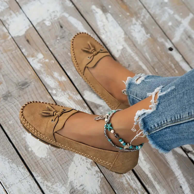 "Mocassins femme confortables en cuir bleu, élégants et pratiques, parfaits pour des marches longues et décontractées."