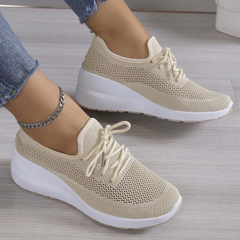 "Chaussures orthopédiques femme Isabelle, tissu extensible tricoté beige, semelle antidérapante, confort et soutien optimal."
