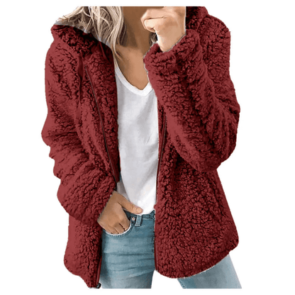 "Veste en peluche femme avec capuche et fermeture éclair, matière fleece douce, style urbain moderne et élégant."
