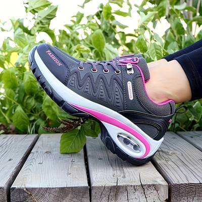 "Chaussures orthopédiques grises pour femmes, design moderne, confort optimal, soutien plantaire, matériaux respirants."