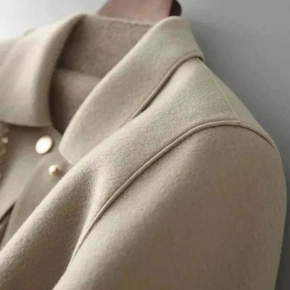"Veste femme en coton élégante avec design sophistiqué, coupe classique et allure chic, idéale pour toutes occasions."
