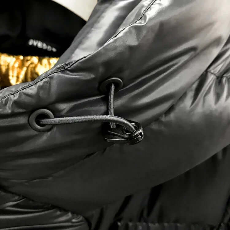 "Veste d'hiver femme en duvet, imperméable, coupe moderne, couleur neutre, idéale pour le froid avec capuche amovible."