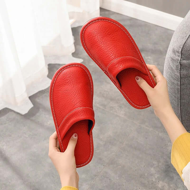 "Pantoufles en cuir végan pour femme, élégantes et confortables, avec design moderne et détails raffinés."