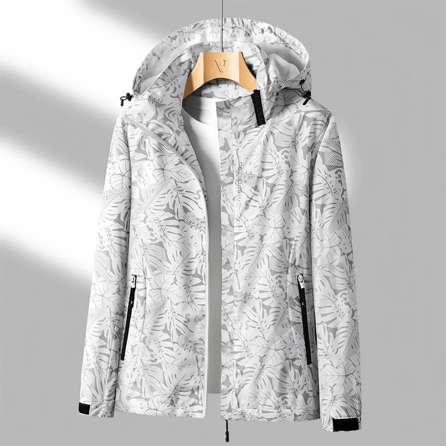 "Veste imperméable Opaline pour femme, légère et coupe-vent, avec capuche intégrée et design moderne."