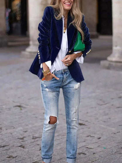 Blazer en velours élégant pour femmes, coupe flatteuse et tissu doux, présenté sur mannequin, idéal pour style raffiné.