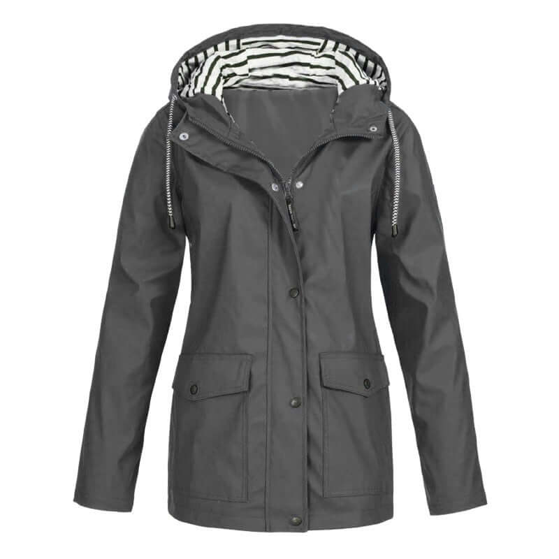 "Veste 3-en-1 imperméable femme, vue de face, capuche et multiples poches, idéale pour aventures plein air, design élégant."
