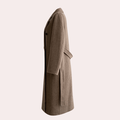 "Manteau longue femme élégant marron, coupe ajustée, pour l'hiver, associant charme et chaleur avec style polyvalent."