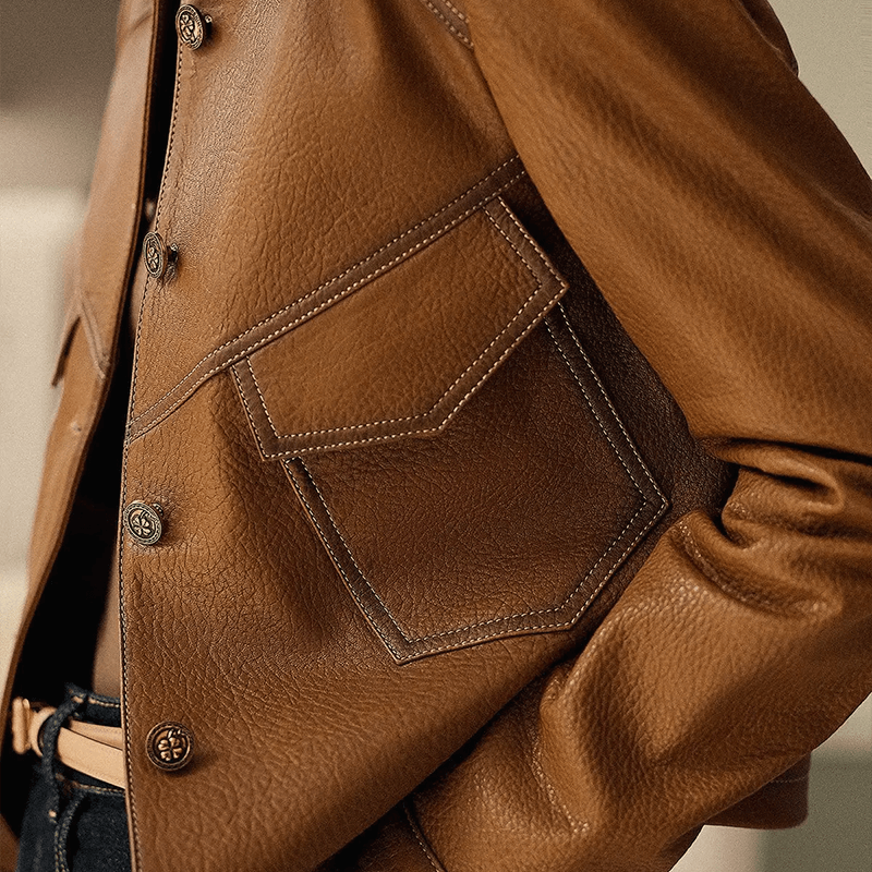 Veste en cuir pour femme, élégante et intemporelle, col distinctif, fermeture à boutons, poches pratiques, cuir doux.