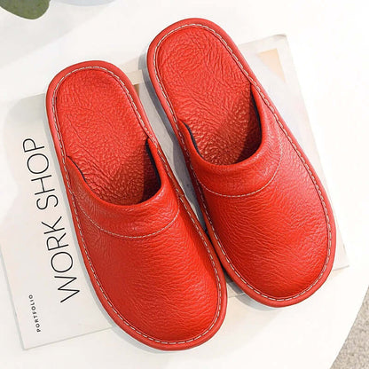 "Pantoufles en cuir végan pour femme, élégantes et confortables, avec design moderne et détails raffinés."