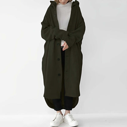 "Trench coat long femme Julina avec capuche, coupe ample et poches latérales, élégance chic pour un look décontracté."