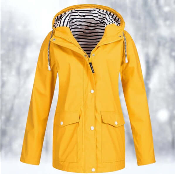 Veste imperméable femme élégante, coupe ajustée, capuche, poches latérales, couleur jaune, protection pluie et vent.