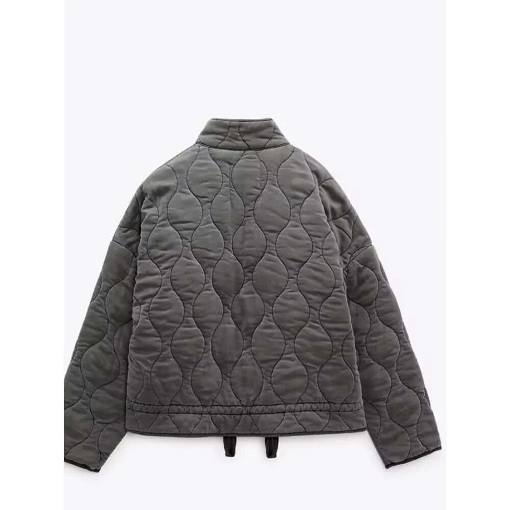 "Veste femme matelassée Yvette grise, design ondulé chic, poches pratiques, idéale mi-saison"