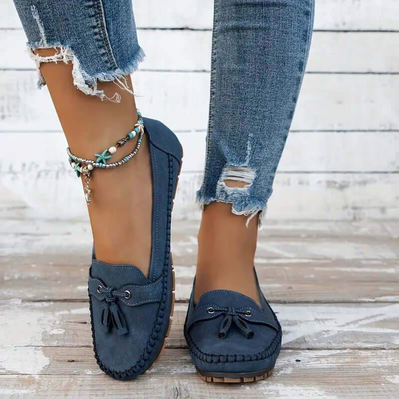 "Mocassins femme confortables en cuir bleu, élégants et pratiques, parfaits pour des marches longues et décontractées."
